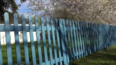 Stockholm, İsveç Halk parkında uzun mavi bir çit. 
