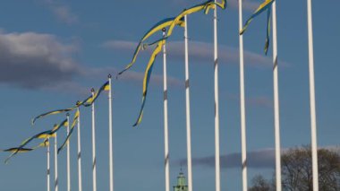 Stockholm, İsveç Bayrak direğinde küçük İsveç bayrakları dalgalanıyor. 