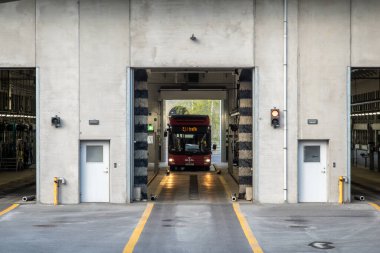 Stockholm, İsveç 12 Mayıs 2024 Tomteboda otobüs terminalinde ya da garajda bir otobüs yıkama tesisine park edilmiş..