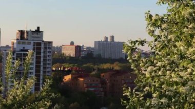 Stockholm, İsveç Şehir merkezi üzerinde gün batımında ufuk çizgisi.