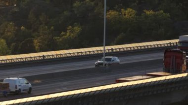 Stockholm, İsveç Trafiği gün batımında Essingeleden ve Grondal bölgesindeki E4 otoyolunda. 