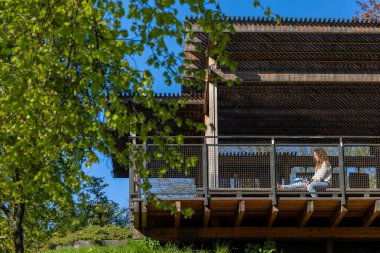 Stockholm, İsveç 13 Mayıs 2024 Trh Vasaparken 'de ya da şehir merkezindeki Vasa Parkı' nda genç bir kadın oturmaktadır..