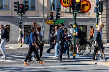 Stockholm, İsveç 13 Mayıs 2024 Odenplan bölgesindeki yayalar caddenin karşısına geçti..