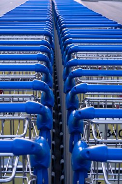 Stockholm, İsveç 13 Mayıs 2024 Arlanda havaalanı otoparkında bagaj arabaları.