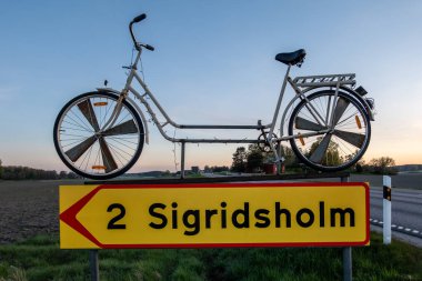 Sigridsholm İsveç 13 Mayıs 2024 Bir bisiklet yol tabelasının üzerinde duruyor.
