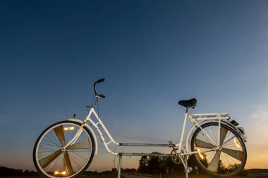 Sigridsholm İsveç 13 Mayıs 2024 Bir bisiklet yol tabelasının üzerinde duruyor.