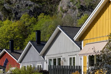 Stockholm, İsveç 13 Mayıs 2024 Tullinge banliyösündeki evler.