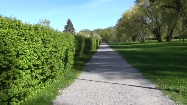 Stockholm, İsveç Enskede bölgesindeki yeşil bir parktan geçen bisiklet manzarası..
