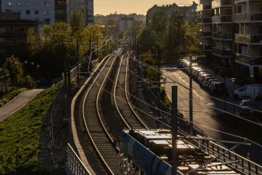 Stockholm, İsveç 15 Mayıs 2024 Arsta banliyösündeki tramvay rayları.