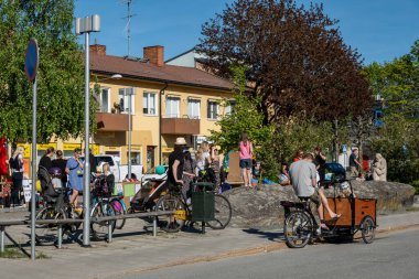 Stockholm, İsveç 15 Mayıs 2024 Tallkrogen Farsta bölgesindeki ana meydanda okul projesiyle bir grup ebeveyn ve çocuk.
