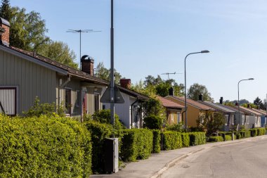 Stockholm, İsveç 15 Mayıs 2024 Kasabanın güneyindeki Tallkrogen bölgesinde bir caddede bir konut.