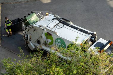 Stockholm, İsveç 17 Mayıs 2024 Bir kümesteki çöp kamyonu çöpleri topluyor.