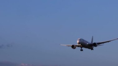 Stockholm, İsveç Arlanda Havaalanı 'na ticari bir uçak indi.. 