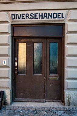 Stockholm, İsveç 21 Mayıs 2024 İsveç 'te İsveç Diversehandel veya General Sotre.on Tavastgatan dilinde klasik bir ahşap kapı ve tabela..