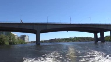 Stockholm, İsveç. Şehrin göl kenarındaki su yolları Essingeleden otoyolunun altındaki bir tekneden görülüyor..