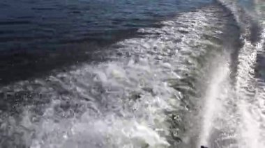 Stockholm, İsveç Su sıçrama ve bir yaz akşamı Malaren Gölü 'nde orta hızda bir motorlu tekne uyanma. 