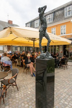 Hillerod, Danimarka 26 Mayıs 2024 Şehir merkezindeki Slotgade 'deki Cafe Valentin' de oturan ve Kirsten Dufour tarafından 1988 'den Nathalie adlı bronz bir heykel.