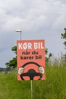 Liseleje, Danimarka 27 Mayıs 2024 yol kenarındaki Danca bir tabelada İngilizce çevirisi şöyle diyor: 