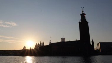Stockholm, İsveç Stadshuset veya belediye binasının teknesinden gün batımı manzarası