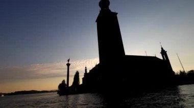 Stockholm, İsveç Stadshuset veya belediye binasının teknesinden gün batımı manzarası