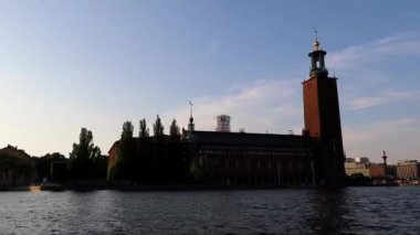 Stockholm, İsveç Stadshuset veya belediye binasının teknesinden gün batımı manzarası