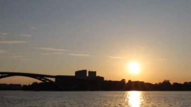 Stockholm, İsveç Kungsholmen bölgesinin ve Batı Köprüsü 'nün gün batımı manzarası..
