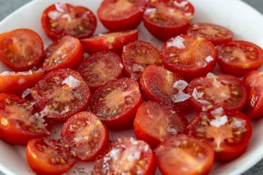 Deniz tuzu ile dilimlenmiş kiraz domatesleri.
