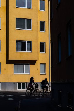 Stockholm, İsveç 1 Haziran 2024 Aspudden banliyösündeki Manhemsgatan 'da bisikletçiler.