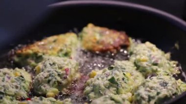 Tavada yağda kızaran kabak topları.. 