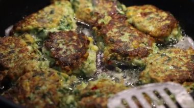 Tavada yağda kızaran kabak topları.. 