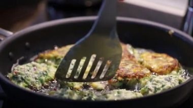 Tavada yağda kızaran kabak topları.. 