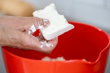Eller peyniri kabaklı börek yapmak için kasede karıştırır..