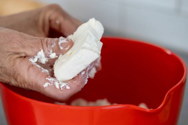 Eller peyniri kabaklı börek yapmak için kasede karıştırır..