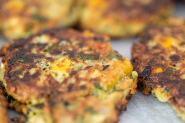 Kağıt havluyla kurutulan kızarmış kabak topları..