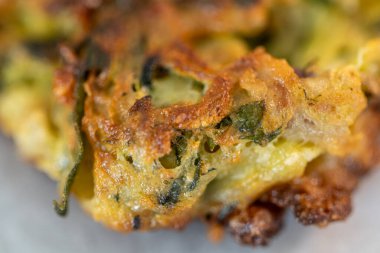 Kağıt havluyla kurutulan kızarmış kabak topları..