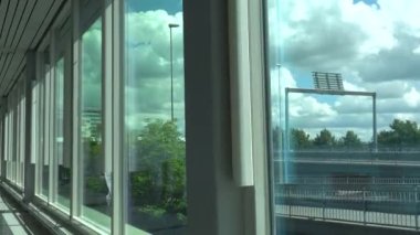 Stockholm, İsveç Arlanda Havaalanı 'nda uzun bir koridor.