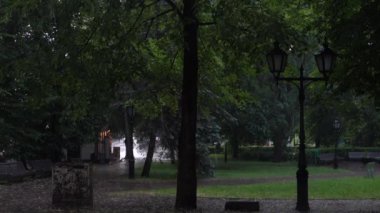 Tartu, Estonya Şehir merkezindeki Barclay Parkı 'na yağmur yağıyor.
