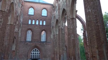 Tartu, Estonya Toome Hill Parkı 'ndaki Tartu Katedrali' nin kalıntıları.