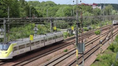 Stockholm, İsveç Raylarda yüksek hızlı bir banliyö treni. 