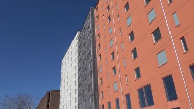 Stockholm, İsveç. Hagersten bölgesindeki modern bir apartmanın kırmızı cephesi..  