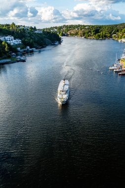 Stockholm, İsveç 13 Haziran 2024 Riddarfjarden feribotu Furusundet Kanalı 'ndan geçiyor..