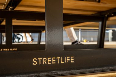 Stockholm, İsveç 13 Haziran 2024 Teh halka açık bir bankın altında sokak hayatı diyor..