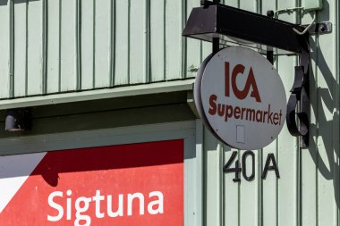Sigtuna, İsveç 14 Haziran 2024 ICA süpermarket zincirinin eski moda işareti.