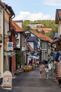 Sigtuna, İsveç 14 Haziran 2024 Stora Gatan alışveriş caddesinde yayalar ve müşteriler.