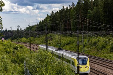 Stockholm, İsveç 14 Haziran 2024 Yüksek hızlı Arlanda Ekspres Havaalanı treni raylarda.