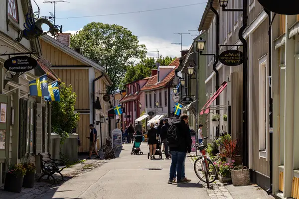 stock image Sigtuna, Sweden June 14, 2024 Pedestrians and shoppers on the landmark shopping street Stora Gatan.