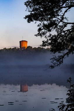 Stockholm, İsveç 19 Haziran 2024 Drottnigholm ve Gotik Kule 'de sisli bir sabah manzarası.