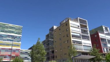 Sollentuna, İsveç Stockholm 'ün Sollentuna banliyösündeki renkli ve simgeli Fargskrapan binası ve komşu binalar.  