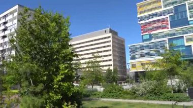 Sollentuna, İsveç Stockholm 'ün Sollentuna banliyösündeki renkli ve simgeli Fargskrapan binası ve komşu binalar.  