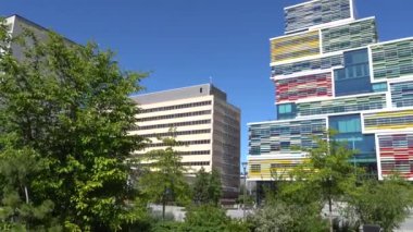 Sollentuna, İsveç Stockholm 'ün Sollentuna banliyösündeki renkli ve simgeli Fargskrapan binası ve komşu binalar.  